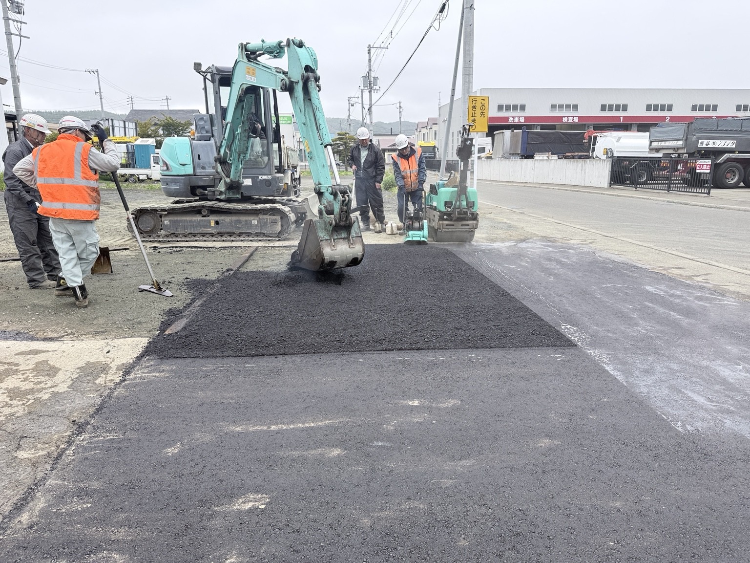北見市近郊で上総工業が施工する道路舗装工事の様子