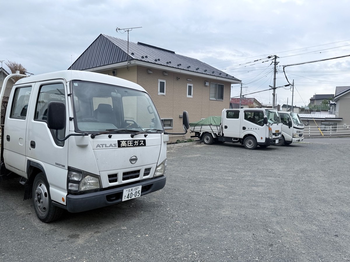 北見市の上総工業有限会社が保有する工事車両の写真