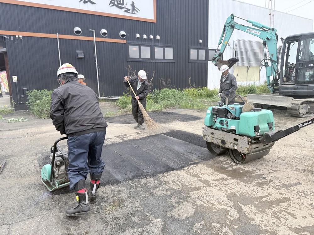 北見市の舗装工事で転圧と清掃を行う上総工業の作業風景