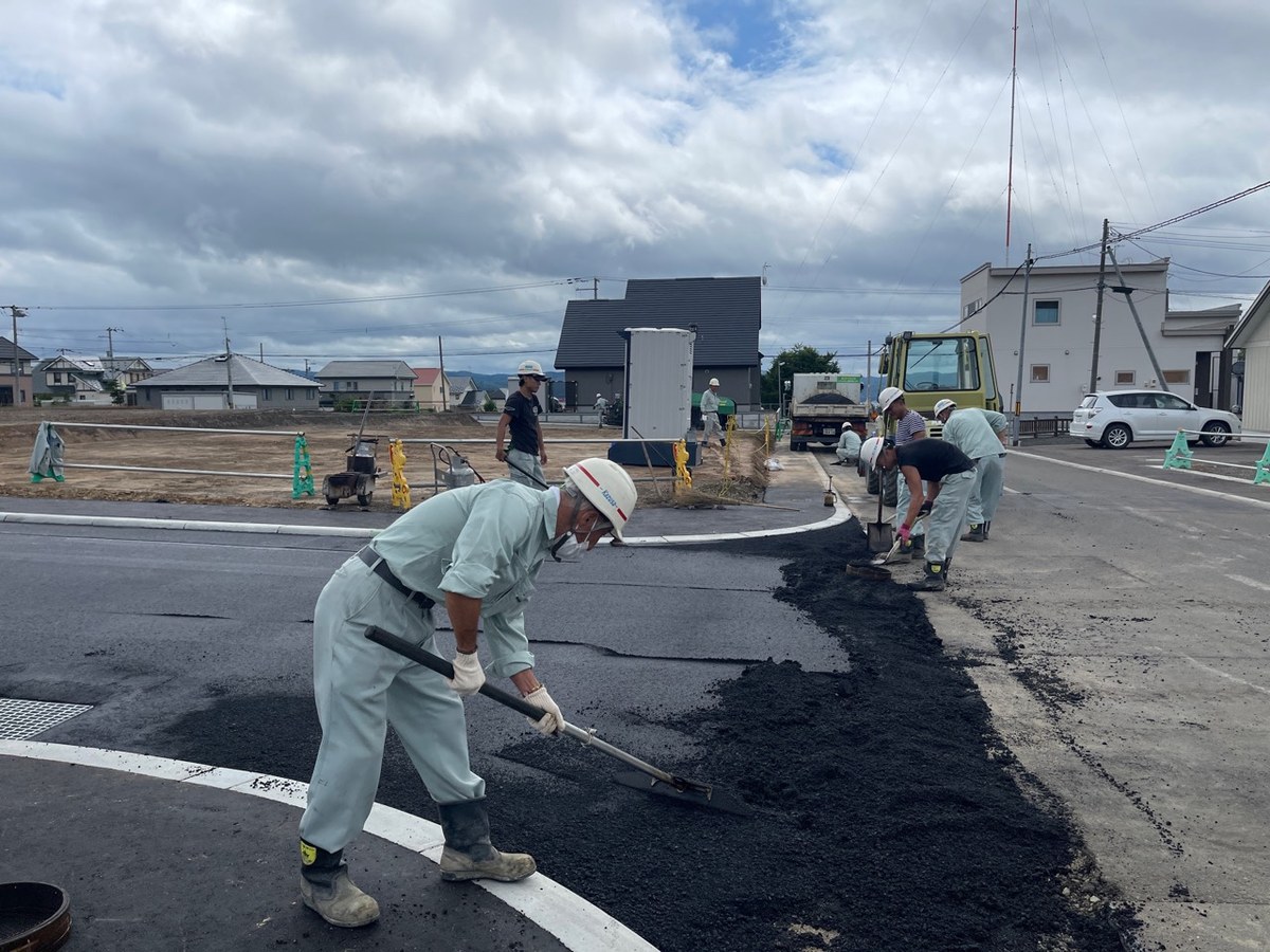 北見市近郊で上総工業が行う道路舗装工事の施工風景
